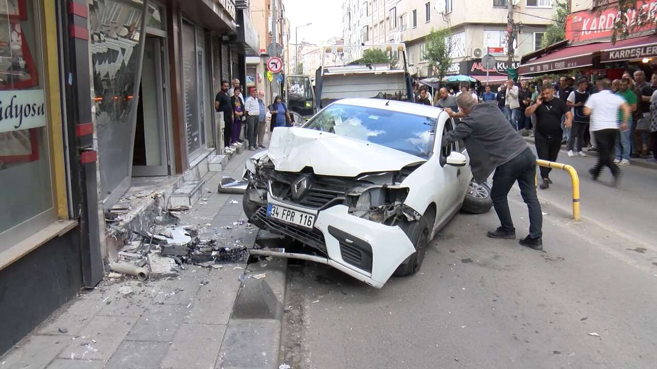 İki otomobil çarpıştı, araçlardan biri yayaların arasına daldı! 2’si ağır 5 yaralı 1